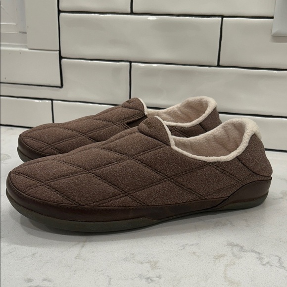 OluKai Puku\'i Slipper Toffee Quilted Slippers with Cream Lining Men’s 13 NWT